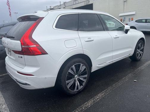 2023 Volvo XC60 B5 Ultimate Bright Theme
