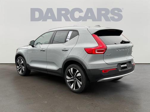 2025 Volvo XC40 B5 Ultra Bright Theme