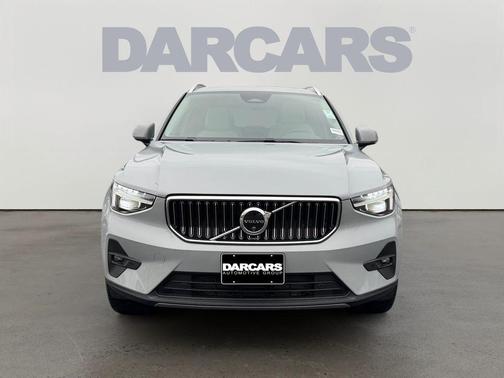 2025 Volvo XC40 B5 Ultra Bright Theme