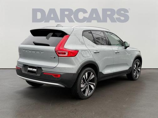 2025 Volvo XC40 B5 Ultra Bright Theme