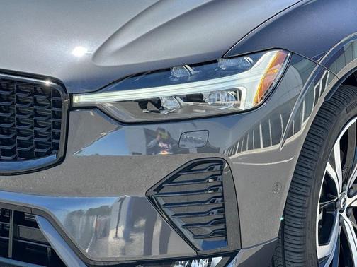 2022 Volvo XC60 B6 R-Design