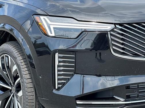 2026 Volvo XC90 T8 PLUS