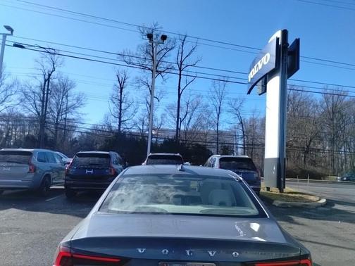 2023 Volvo S60 B5 Ultimate Dark Theme