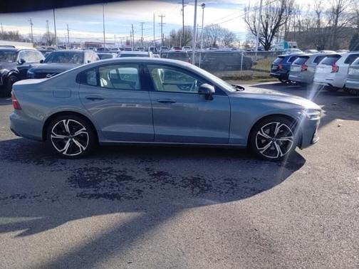 2023 Volvo S60 B5 Ultimate Dark Theme