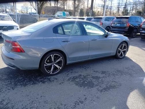 2023 Volvo S60 B5 Ultimate Dark Theme