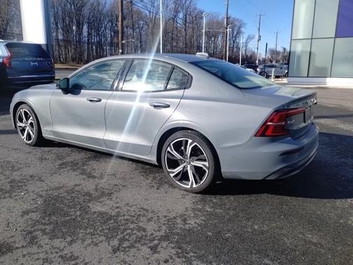 2023 Volvo S60 B5 Ultimate Dark Theme