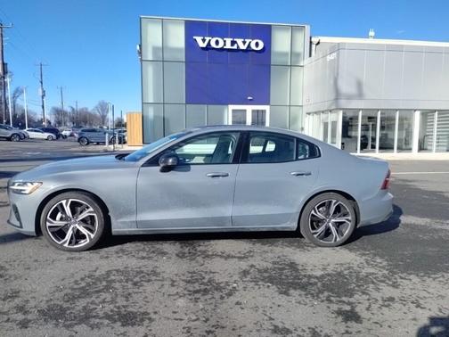 2023 Volvo S60 B5 Ultimate Dark Theme