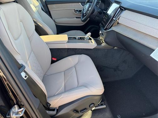 2026 Volvo XC90 B6 Plus 6-Seater