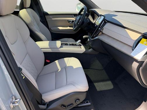 Metallic 2026 Volvo XC90 Plug-In Hybrid T8 Plus 7-Seater