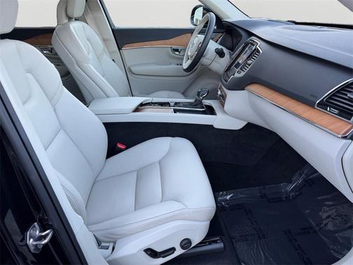 2022 Volvo XC90 T6 Momentum 7 Passenger