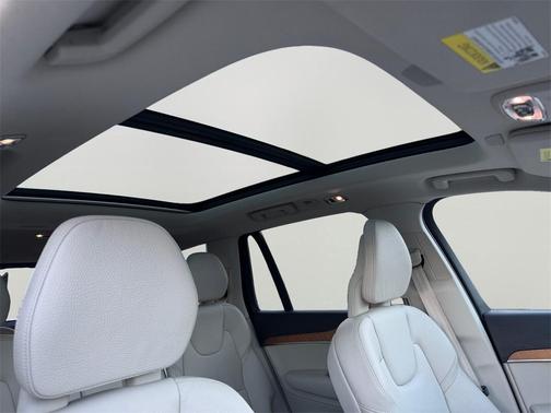 2022 Volvo XC90 T6 Momentum 7 Passenger