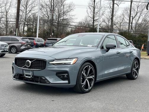 2024 Volvo S60 B5 Plus Dark Theme