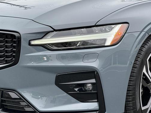 2024 Volvo S60 B5 Plus Dark Theme
