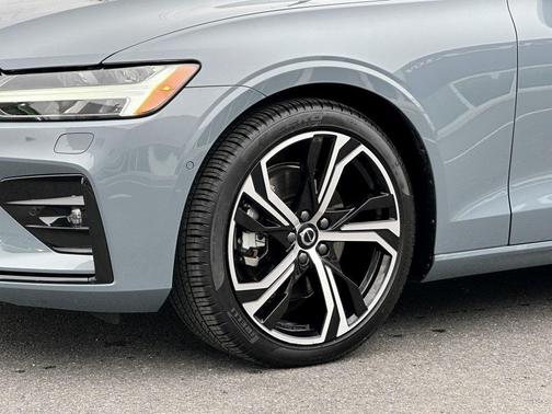 2024 Volvo S60 B5 Plus Dark Theme