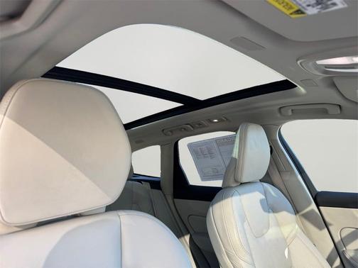 2022 Volvo XC60 Recharge Plug-In Hybrid T8 Inscription