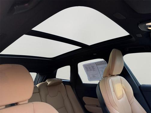 2023 Volvo XC60 B5 Ultimate Bright Theme