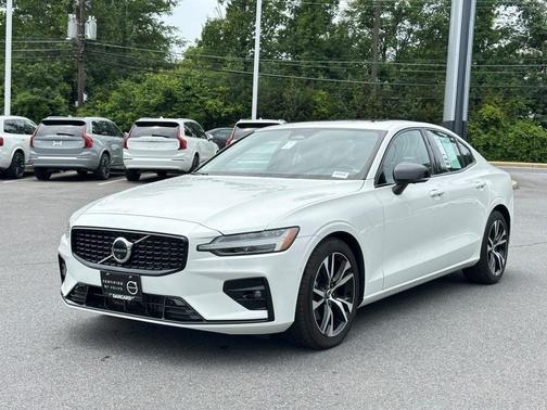 2024 Volvo S60 B5 Plus Dark Theme
