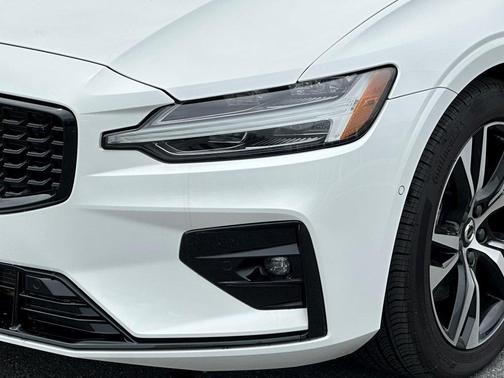2024 Volvo S60 B5 Plus Dark Theme