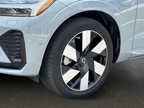 2024 Volvo XC60 Recharge Plug-In Hybrid T8 Plus Dark Theme