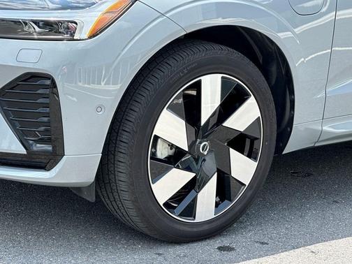 2024 Volvo XC60 Recharge Plug-In Hybrid T8 Plus Dark Theme