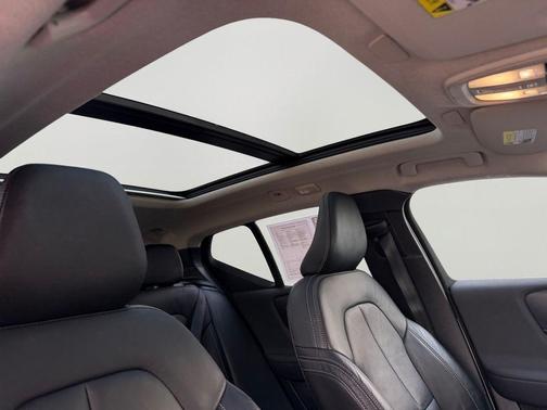 2023 Volvo XC40 B5 Plus Bright Theme