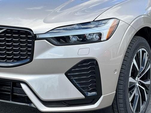 2023 Volvo XC60 Recharge Plug-In Hybrid T8 Plus Dark Theme