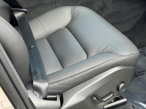 2023 Volvo XC60 Recharge Plug-In Hybrid T8 Plus Dark Theme