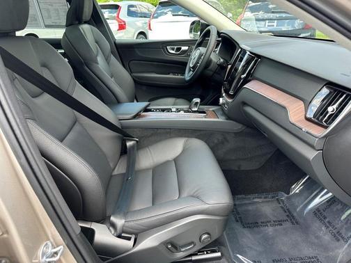 2023 Volvo XC60 Recharge Plug-In Hybrid T8 Plus Dark Theme