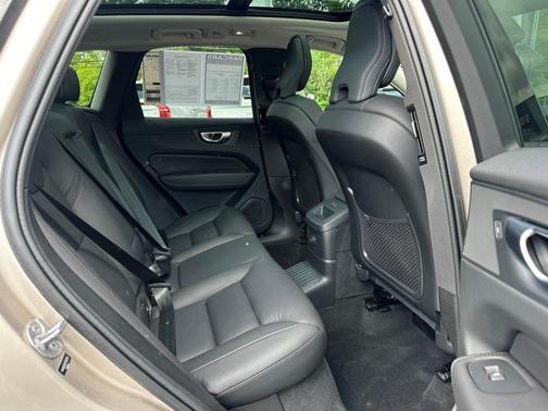 2023 Volvo XC60 Recharge Plug-In Hybrid T8 Plus Dark Theme
