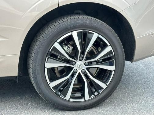 2023 Volvo XC60 Recharge Plug-In Hybrid T8 Plus Dark Theme