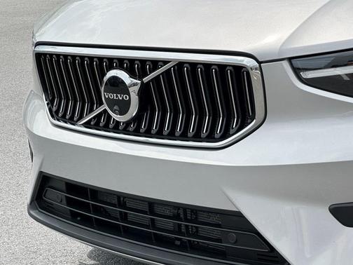 2025 Volvo XC40 B5 Plus Bright Theme