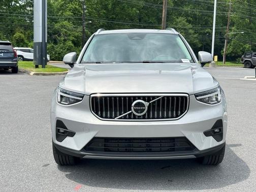 2025 Volvo XC40 B5 Plus Bright Theme