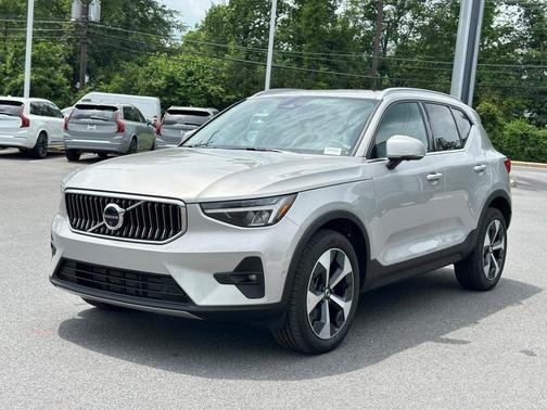 2025 Volvo XC40 B5 Plus Bright Theme