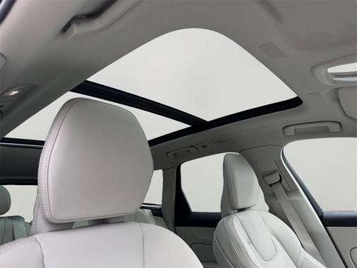 2023 Volvo XC60 B5 Ultimate Dark Theme