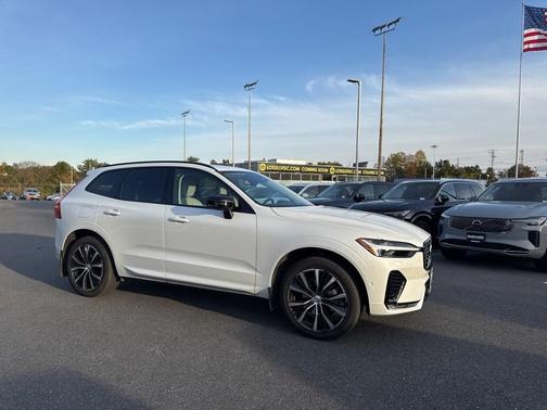 2023 Volvo XC60 B5 Ultimate Dark Theme