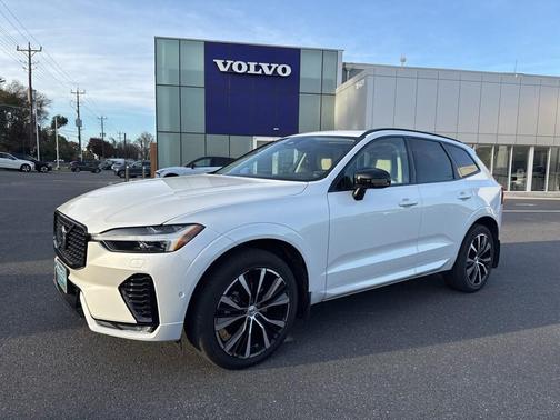 2023 Volvo XC60 B5 Ultimate Dark Theme