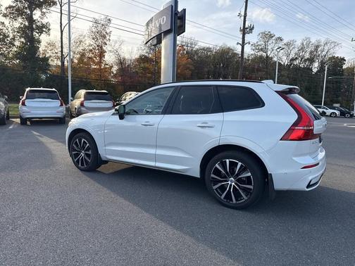2023 Volvo XC60 B5 Ultimate Dark Theme