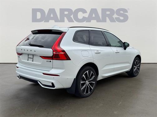 2023 Volvo XC60 B5 Ultimate Dark Theme