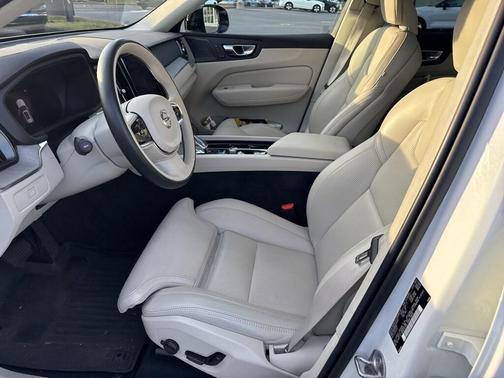 2023 Volvo XC60 B5 Ultimate Dark Theme