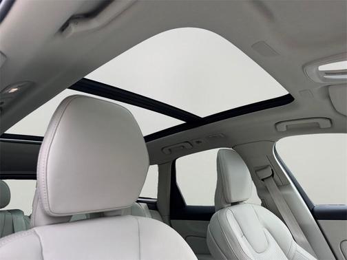 2023 Volvo XC60 B5 Ultimate Dark Theme