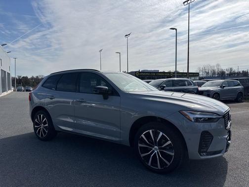 2024 Volvo XC60 B5 Ultimate Dark Theme