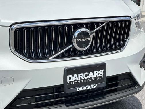 2025 Volvo XC40 B5 Ultra Bright Theme