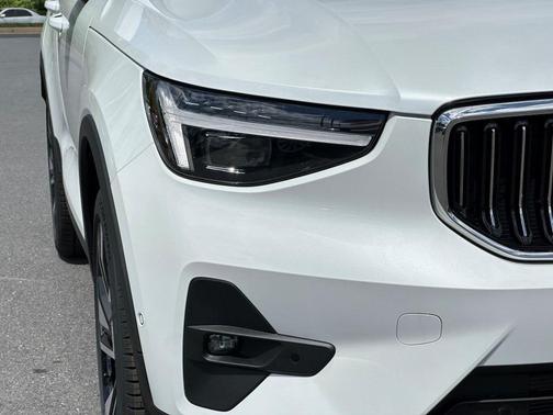 2025 Volvo XC40 B5 Ultra Bright Theme