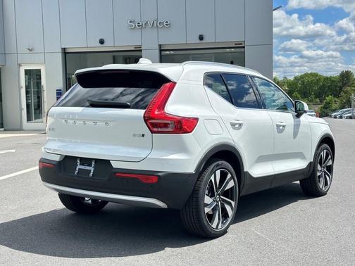 2025 Volvo XC40 B5 Ultra Bright Theme