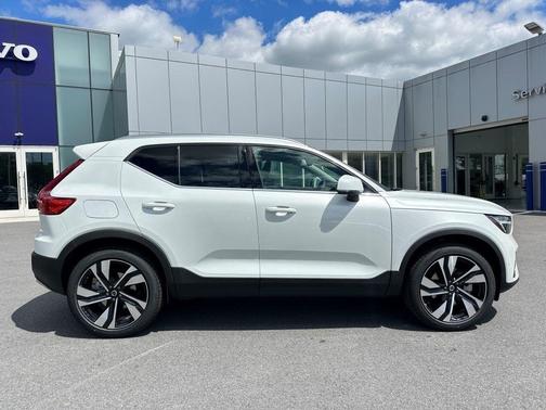 2025 Volvo XC40 B5 Ultra Bright Theme