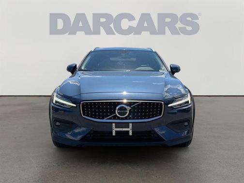 Denim Blue Metallic 2023 Volvo V60 Cross Country B5 Plus
