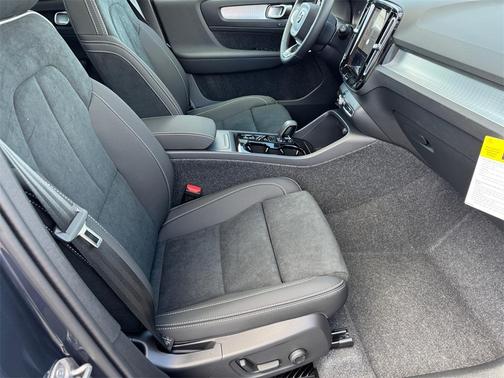 2026 Volvo XC40 B5 Ultra Black Edition