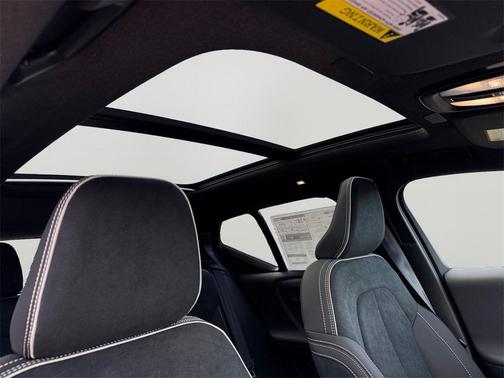 2026 Volvo XC40 B5 Ultra Black Edition