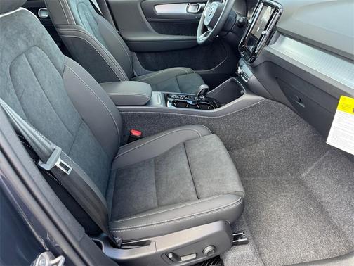 2026 Volvo XC40 B5 Ultra Black Edition