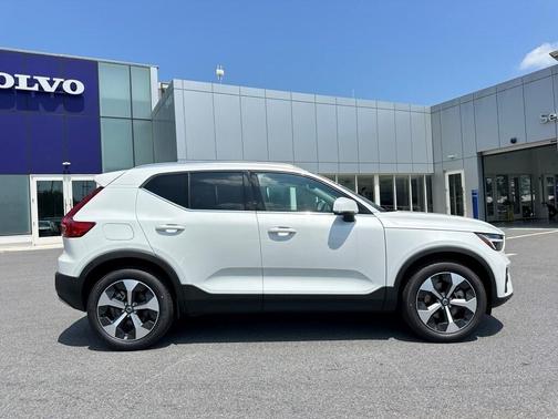 2025 Volvo XC40 B5 Plus Bright Theme